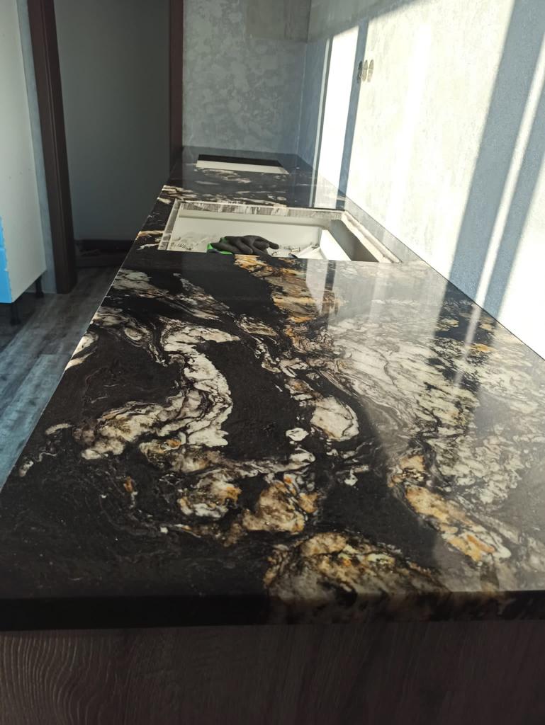 Detail kresby přírodního kamene na kuchyňské desce