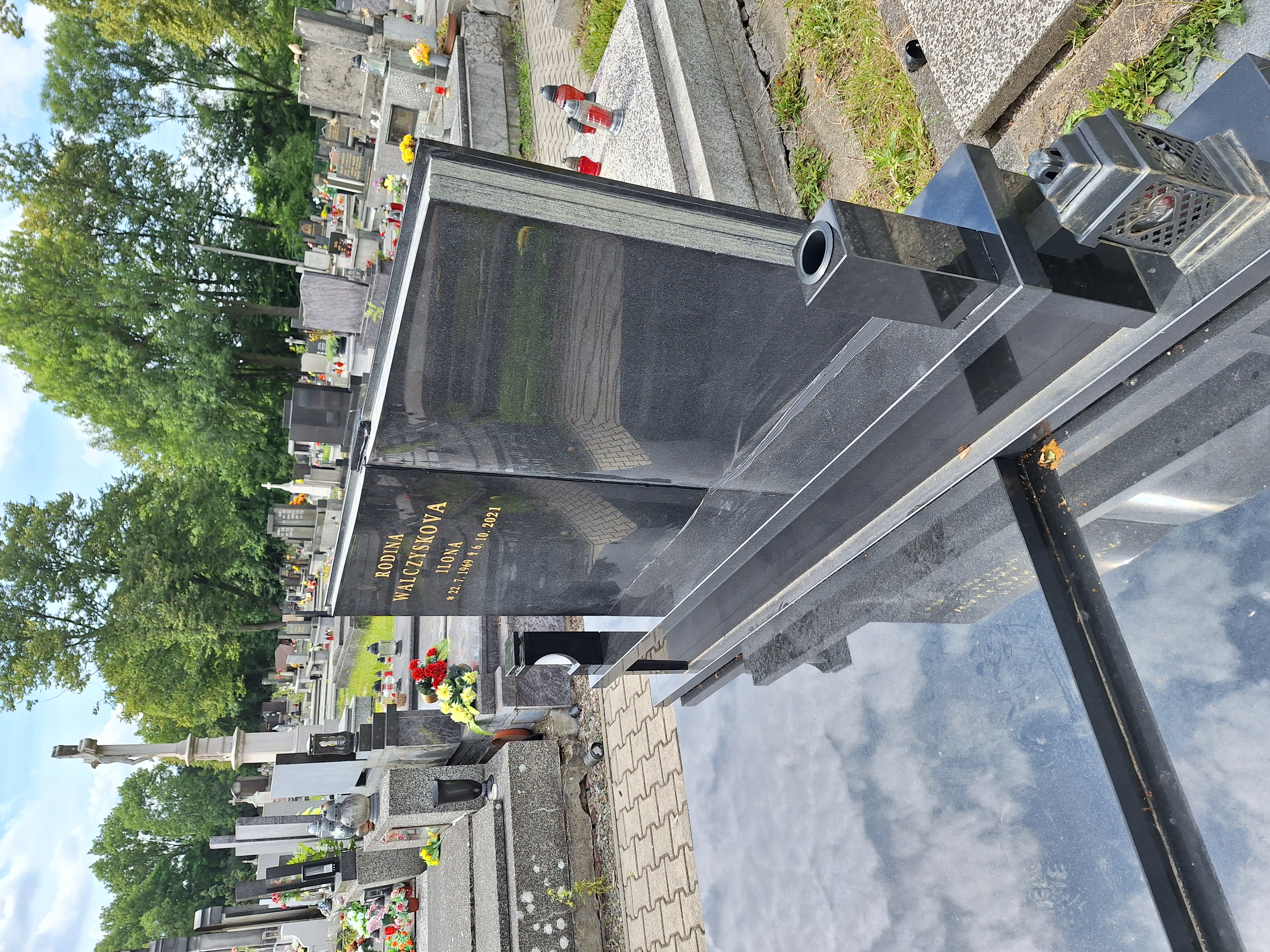 Dokončená realizace kamenného dvojhrobu