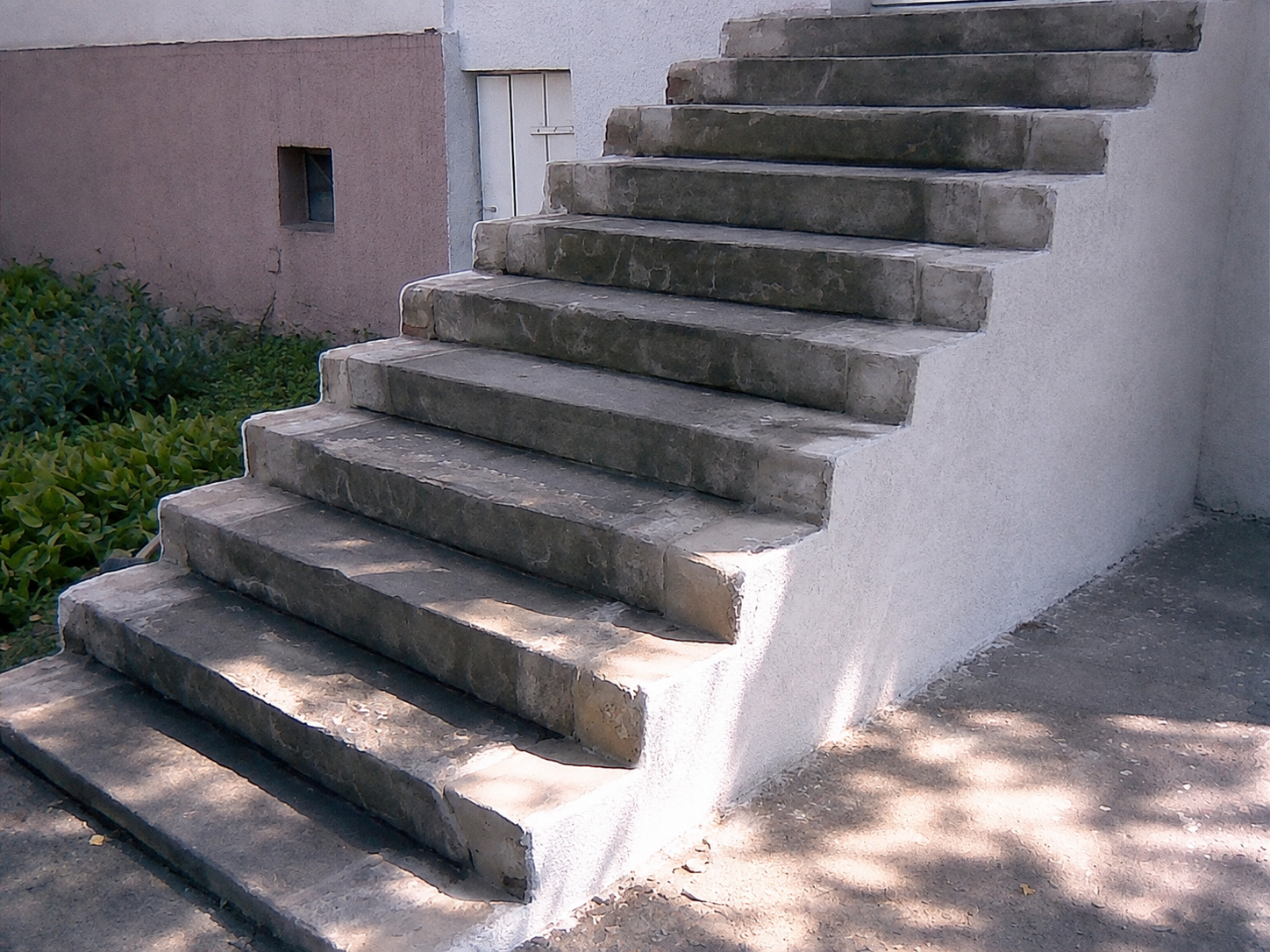 Původní stav schodiště před renovací